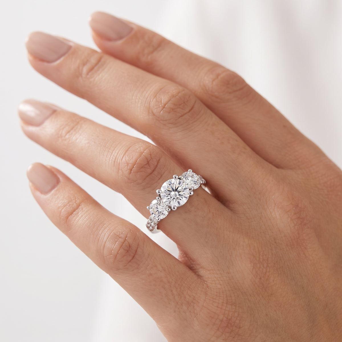 _lifestyle_image@SKU:R1284-NADR01000004W #metal_14k-white-gold+origin_lab-grown+quality_ef-vs2+