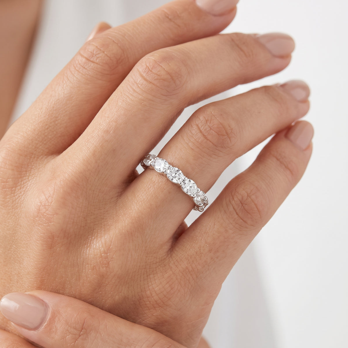 _lifestyle_image@SKU:R1557-LADO01000004W #metal_10k-white-gold+origin_lab-grown+quality_g-si