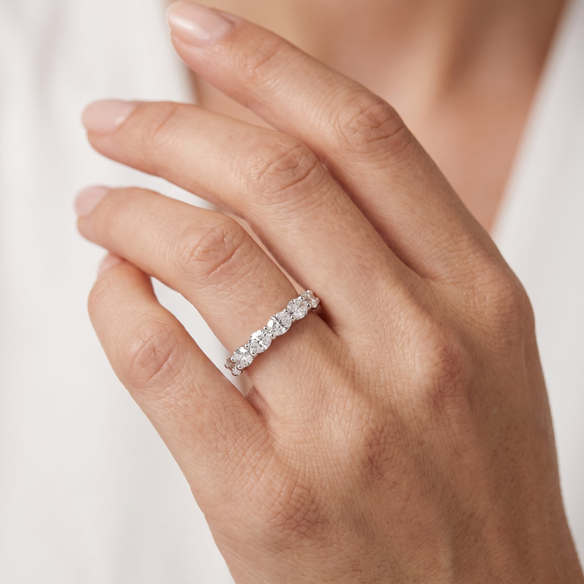 _lifestyle_image@SKU:R1557-LADO0100000DW #metal_silver+origin_lab-grown+quality_g-si