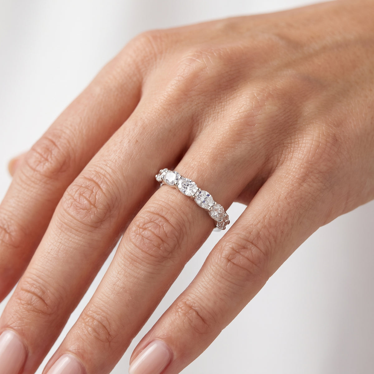 _lifestyle_image@SKU:R1557-NADO01000004W #metal_14k-white-gold+origin_lab-grown+quality_ef-vs2+