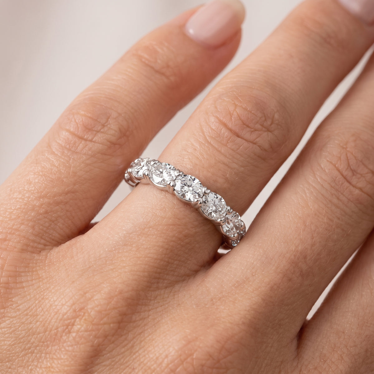 _lifestyle_image@SKU:R1557-NADO0100000PL #metal_platinum+origin_lab-grown+quality_ef-vs2+