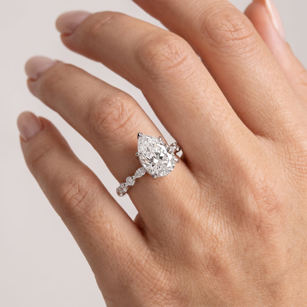 _lifestyle_image@SKU:R1736-LADD02000004W #metal_10k-white-gold+origin_lab-grown+quality_g-si