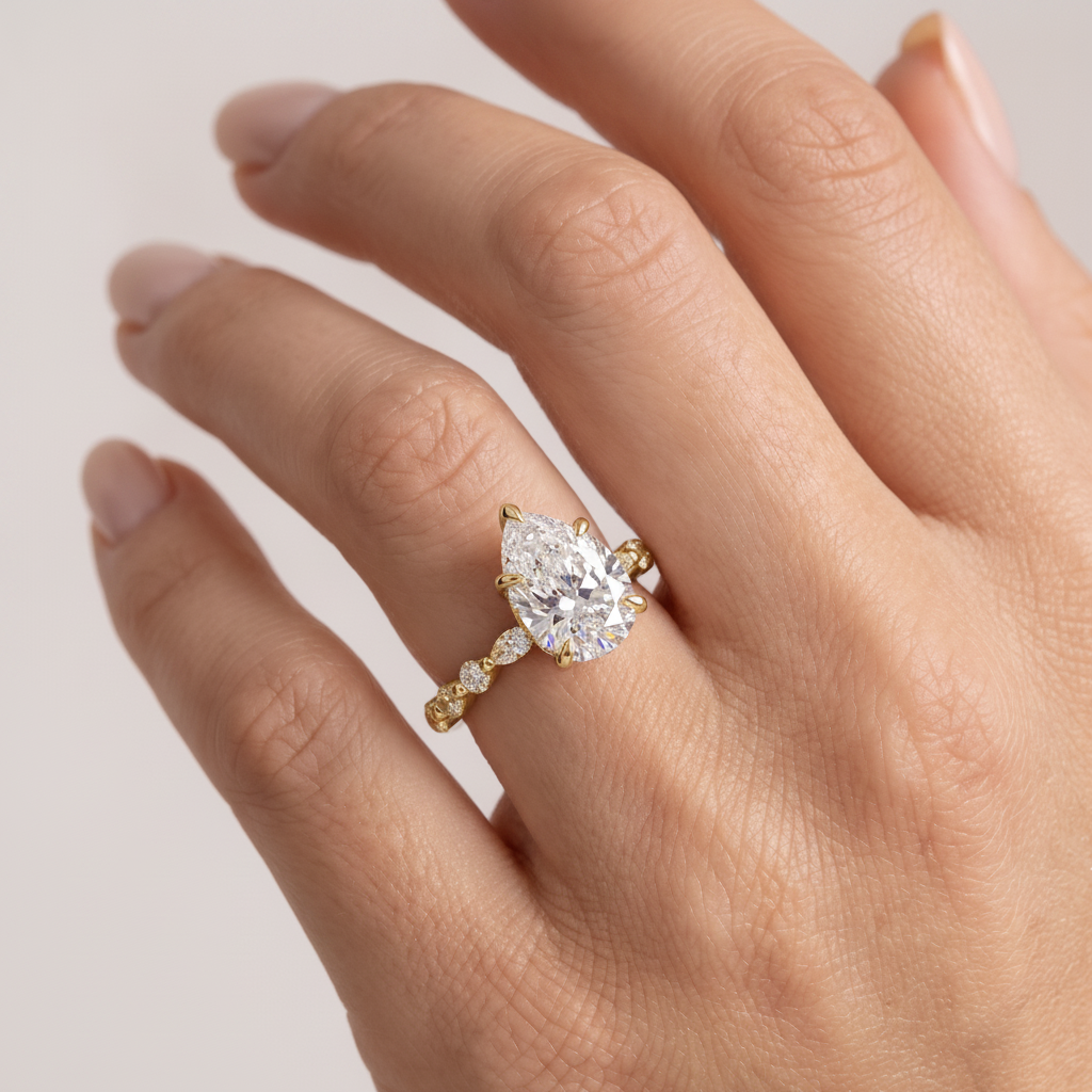 _lifestyle_image@SKU:R1736-LADD02000004Y #metal_10k-yellow-gold+origin_lab-grown+quality_g-si