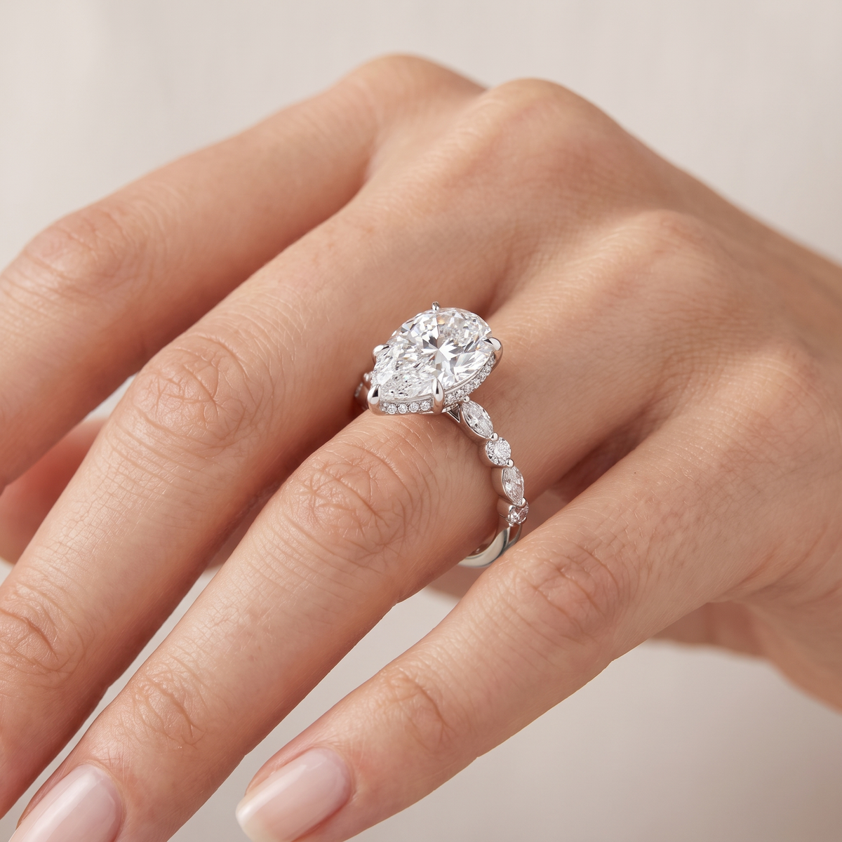 _lifestyle_image@SKU:R1736-NADD0300000PL #metal_platinum+origin_lab-grown+quality_ef-vs2+