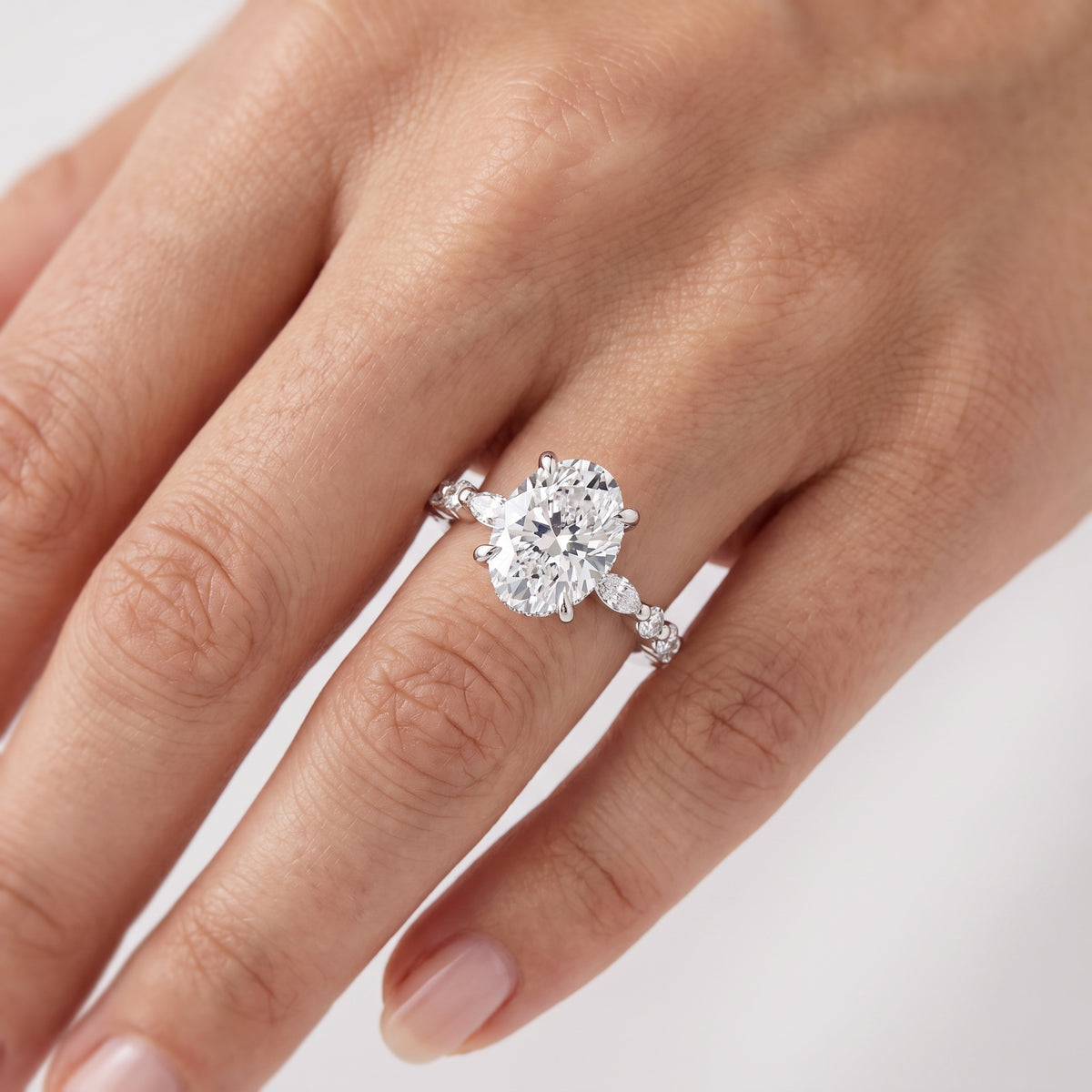 _lifestyle_image@SKU:R1736-NADO0200000PL #metal_platinum+origin_lab-grown+quality_ef-vs2+