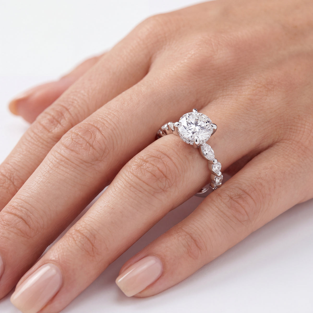 _lifestyle_image@SKU:R1736-LADR01000004W #metal_10k-white-gold+origin_lab-grown+quality_g-si