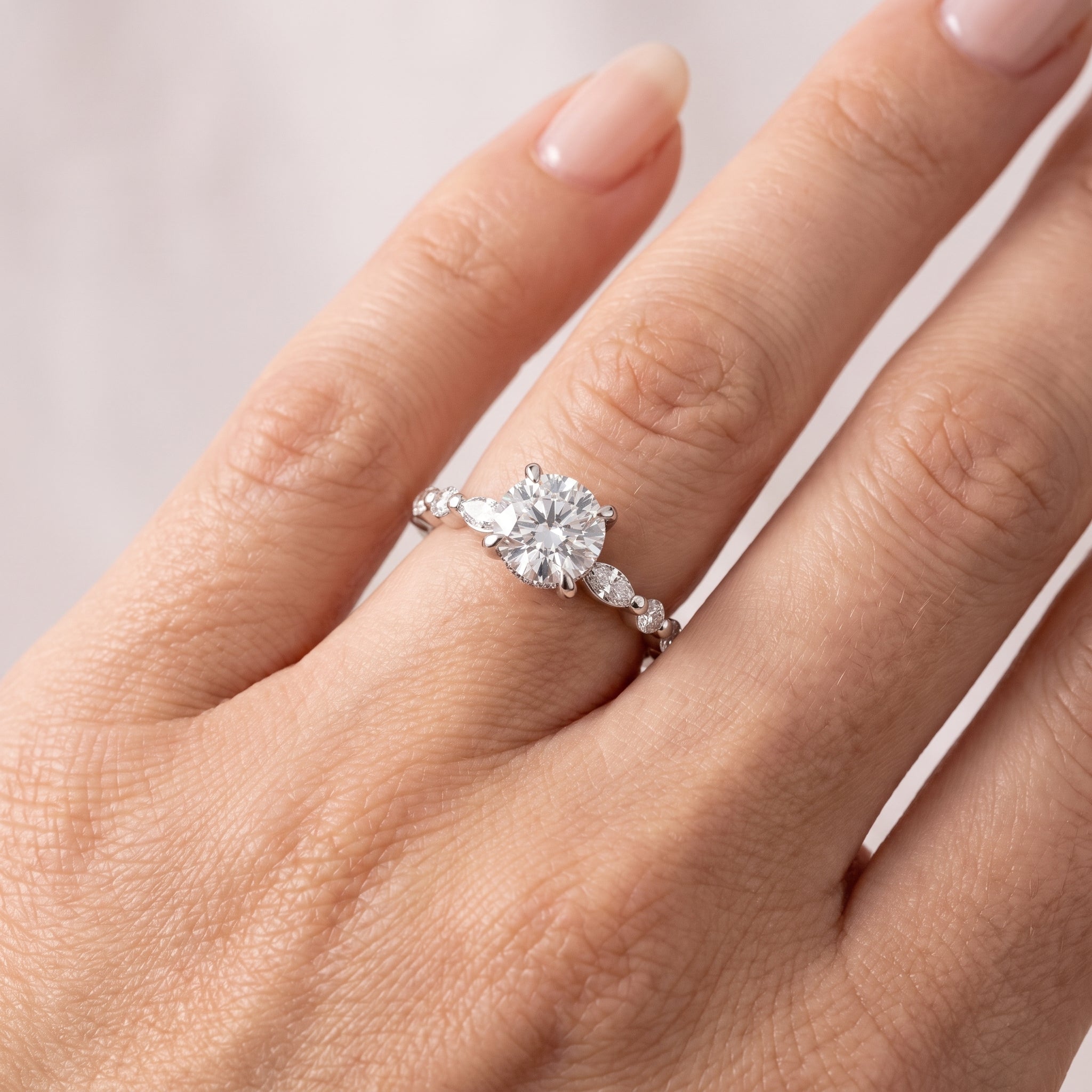 _lifestyle_image@SKU:R1736-NADR0100000PL #metal_platinum+origin_lab-grown+quality_ef-vs2+