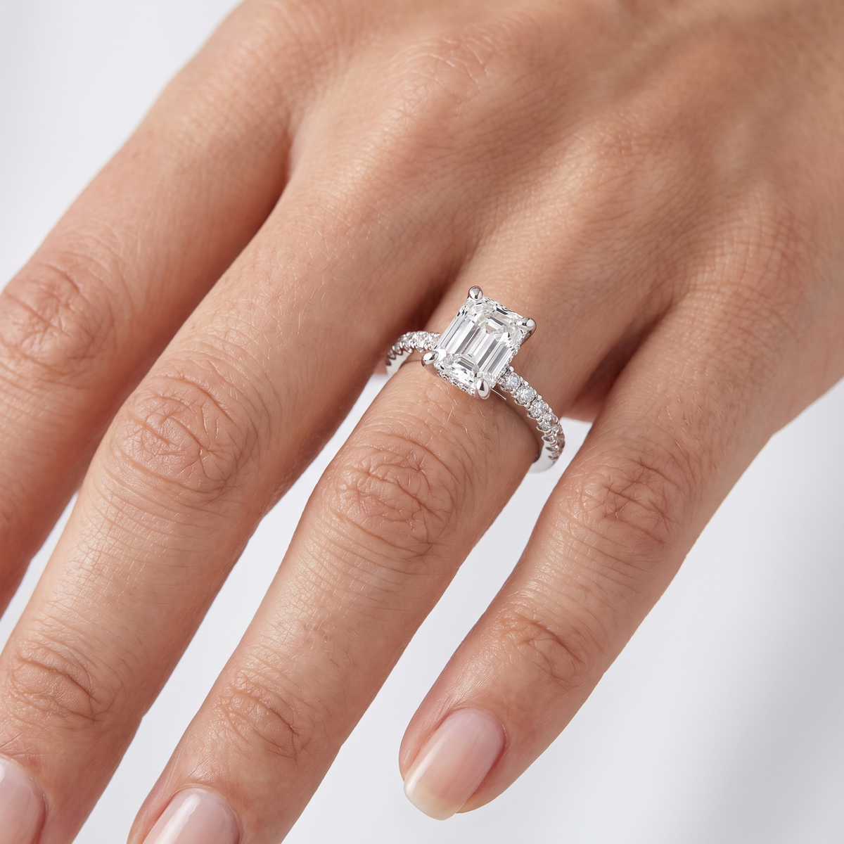 _lifestyle_image@SKU:R1930-LADE02000004W #metal_10k-white-gold+origin_lab-grown+quality_g-si