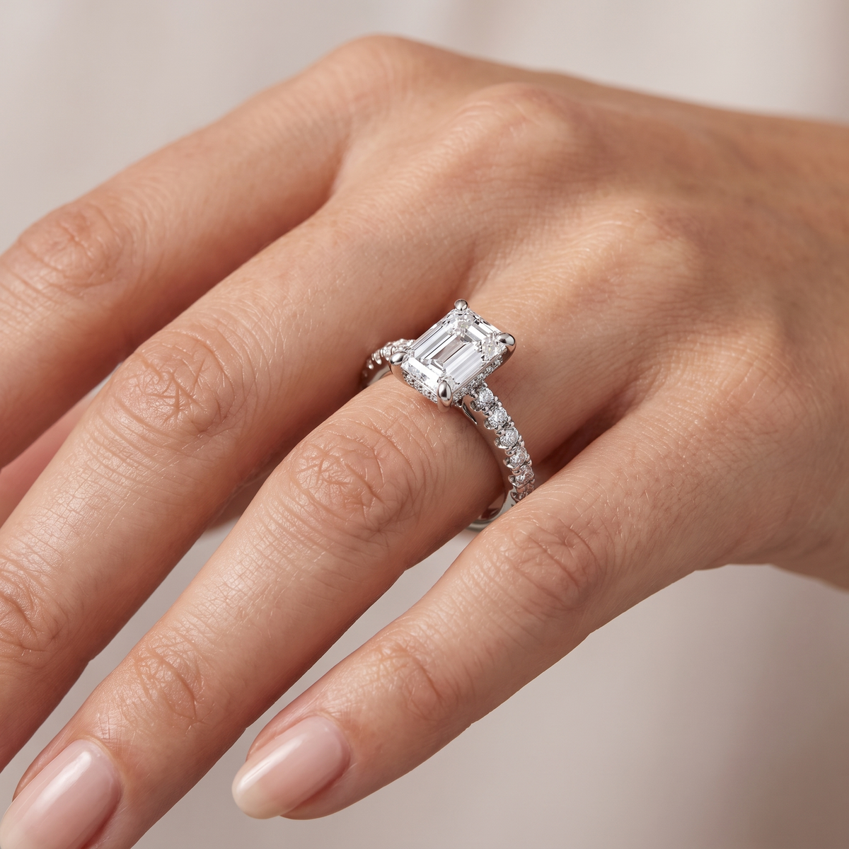_lifestyle_image@SKU:R1930-LGDE0200000PL #metal_platinum+origin_lab-grown+quality_ef-vs2+