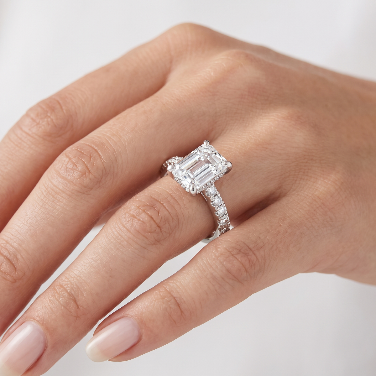 _lifestyle_image@SKU:R1930-LGDE02000004W #metal_14k-white-gold+origin_lab-grown+quality_ef-vs2+