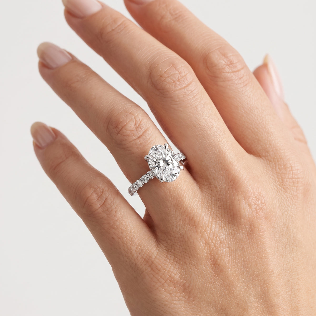 _lifestyle_image@SKU:R1930-LADO02000004W #metal_10k-white-gold+origin_lab-grown+quality_g-si