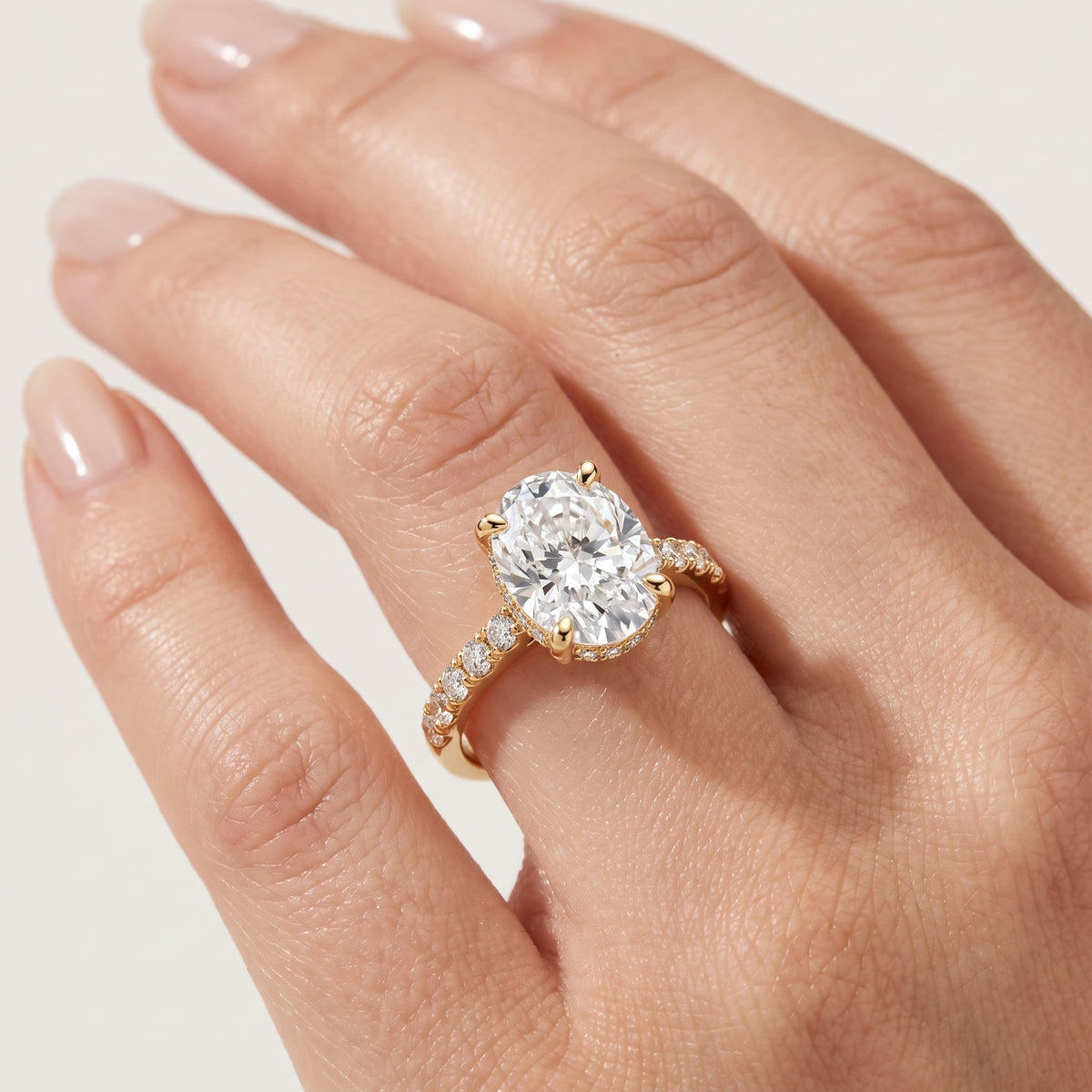 _lifestyle_image@SKU:R1930-LADO02000004Y #metal_10k-yellow-gold+origin_lab-grown+quality_g-si