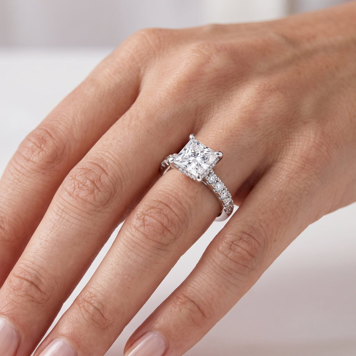 _lifestyle_image@SKU:R1930-LADP02000004W #metal_10k-white-gold+origin_lab-grown+quality_g-si