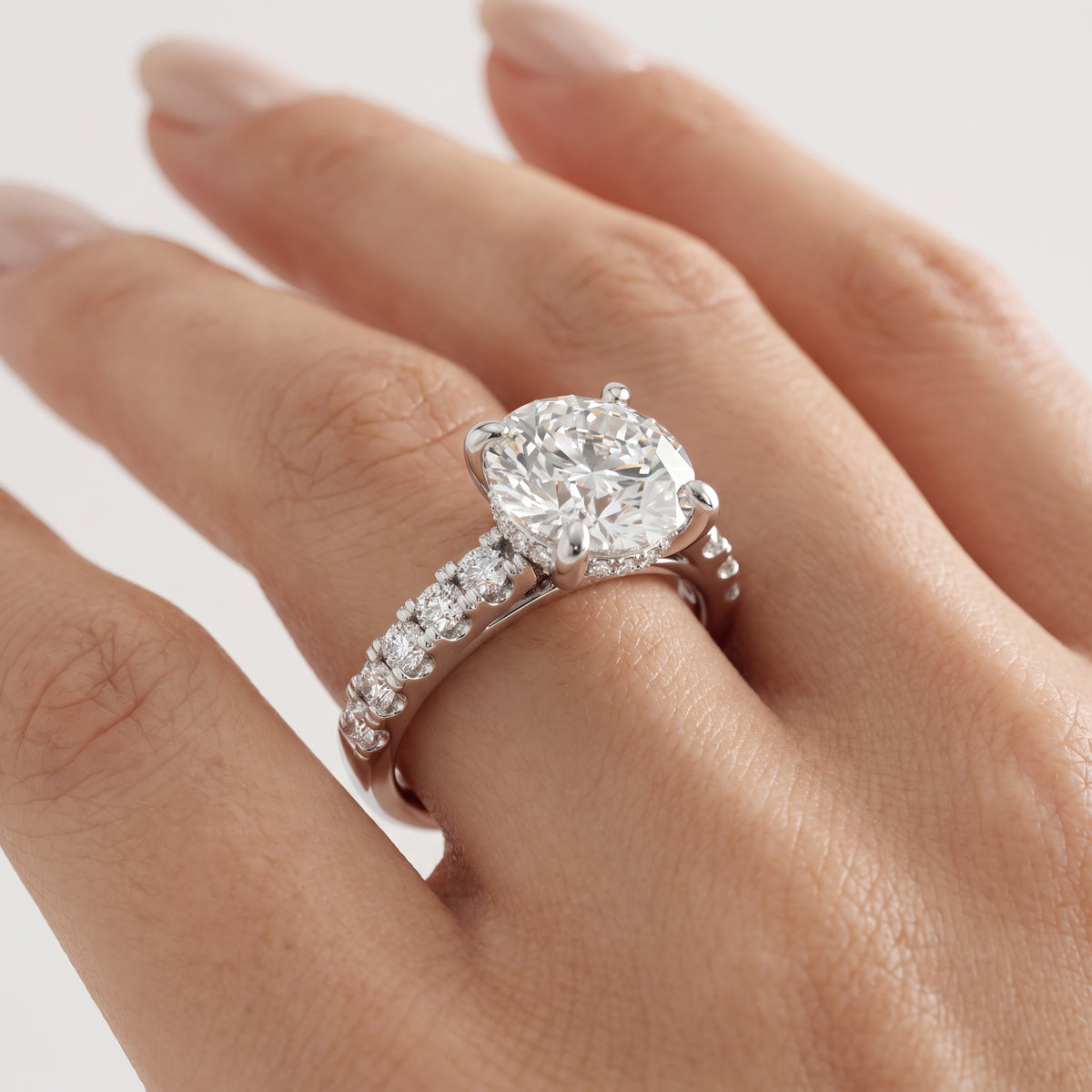 _lifestyle_image@SKU:R1930-LADR02000004W #metal_10k-white-gold+origin_lab-grown+quality_g-si