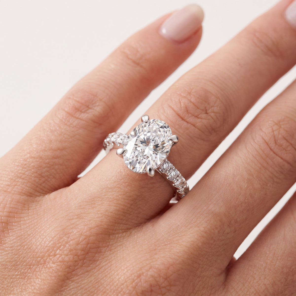 _lifestyle_image@SKU:R1930-LGDO03000004W #metal_14k-white-gold+origin_lab-grown+quality_ef-vs2+