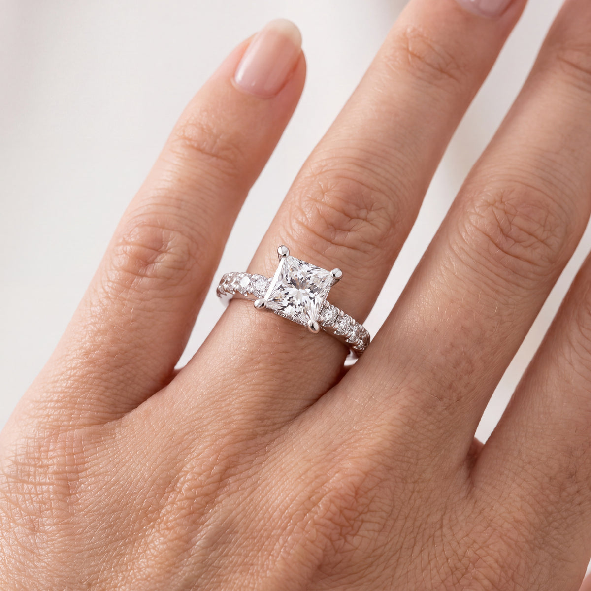 _lifestyle_image@SKU:R1930-LGDP02000004W #metal_14k-white-gold+origin_lab-grown+quality_ef-vs2+