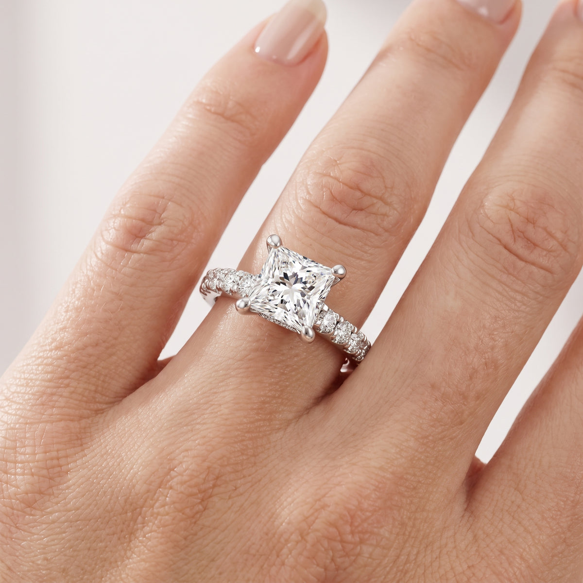 _lifestyle_image@SKU:R1930-LGDP0200000PL #metal_platinum+origin_lab-grown+quality_ef-vs2+