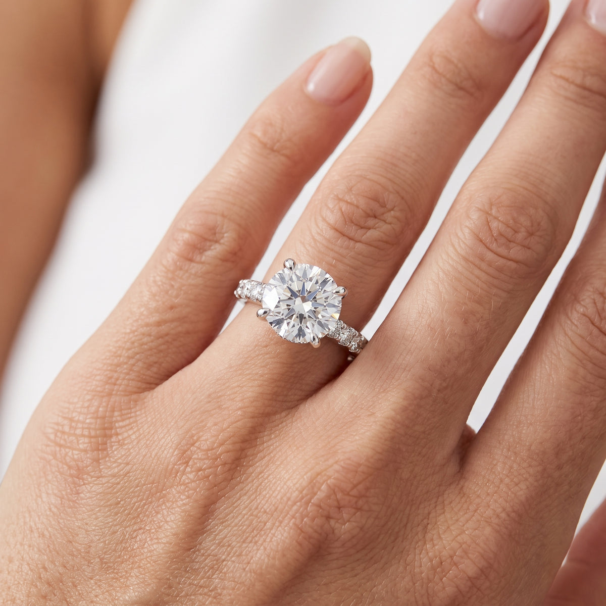 _lifestyle_image@SKU:R1930-LGDR03000004W #metal_14k-white-gold+origin_lab-grown+quality_ef-vs2+