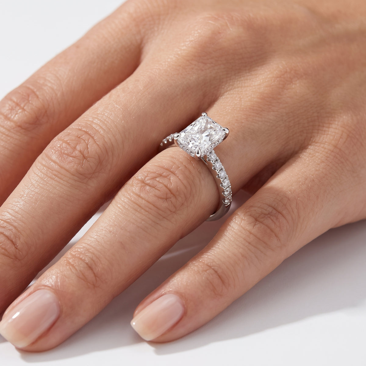 _lifestyle_image@SKU:R1930-LGDT02000004W #metal_14k-white-gold+origin_lab-grown+quality_ef-vs2+