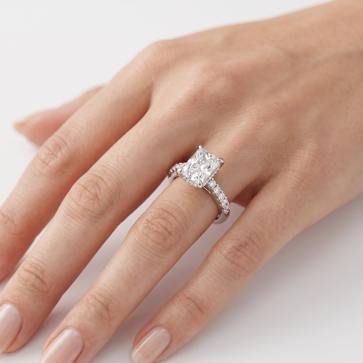 _lifestyle_image@SKU:R1930-LGDT0200000PL #metal_platinum+origin_lab-grown+quality_ef-vs2+