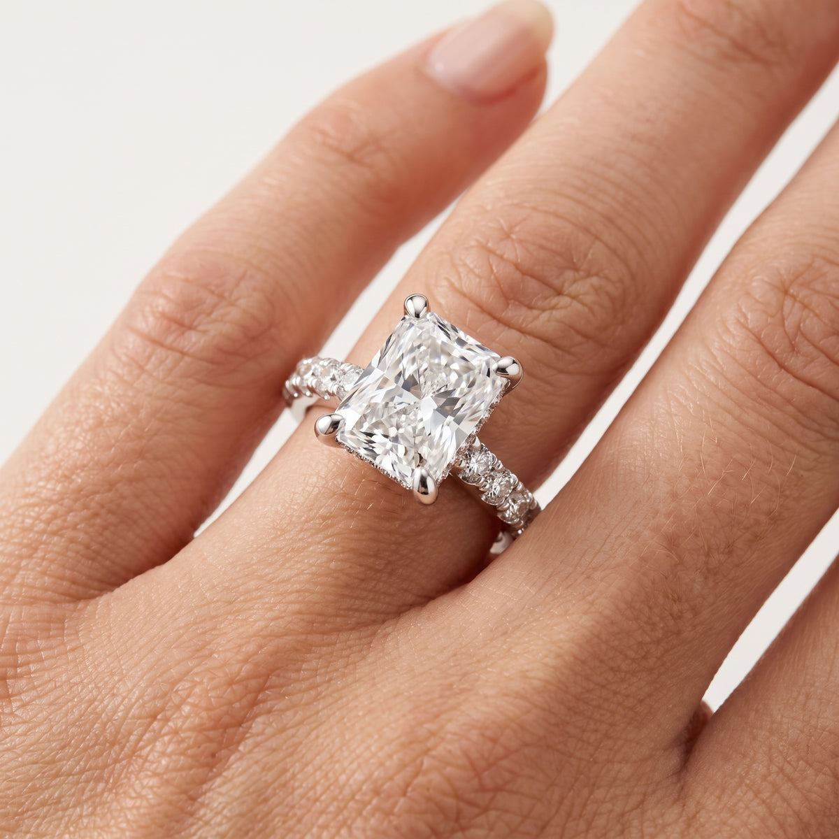 _lifestyle_image@SKU:R1930-LGDT03000004W #metal_14k-white-gold+origin_lab-grown+quality_ef-vs2+