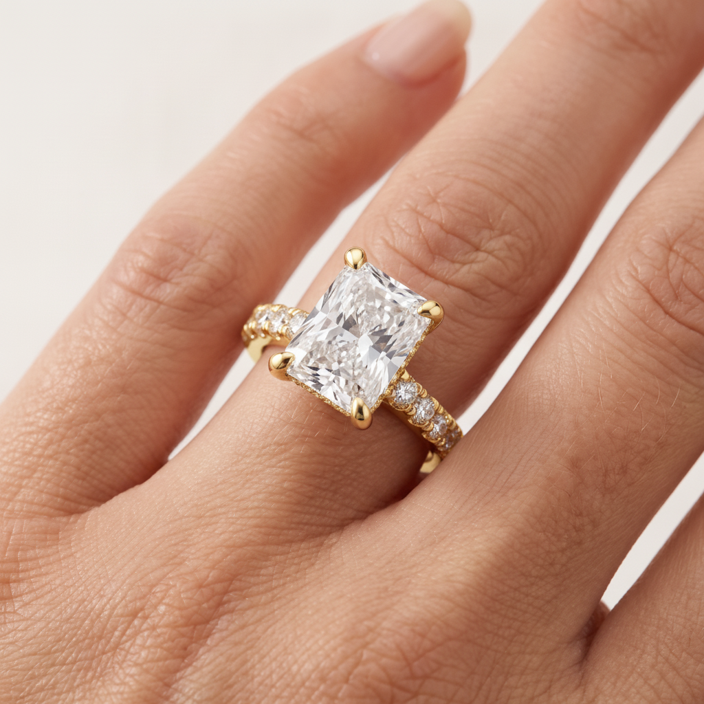 _lifestyle_image@SKU:R1930-LADT03000004Y #metal_10k-yellow-gold+origin_lab-grown+quality_g-si