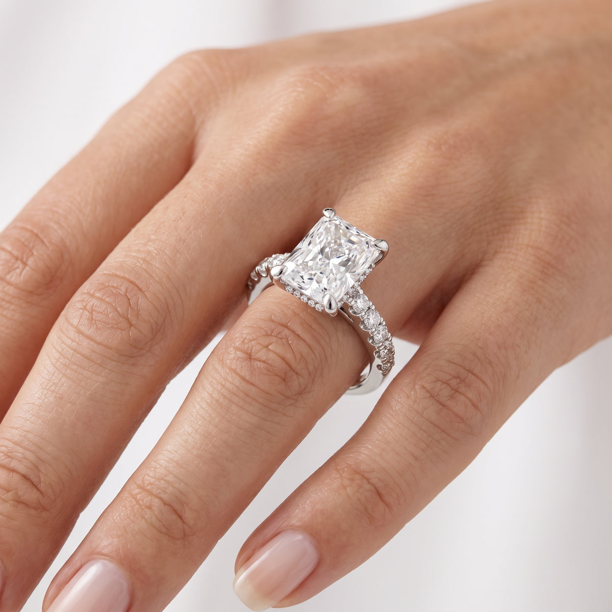 _lifestyle_image@SKU:R1930-LGDT0300000PL #metal_platinum+origin_lab-grown+quality_ef-vs2+