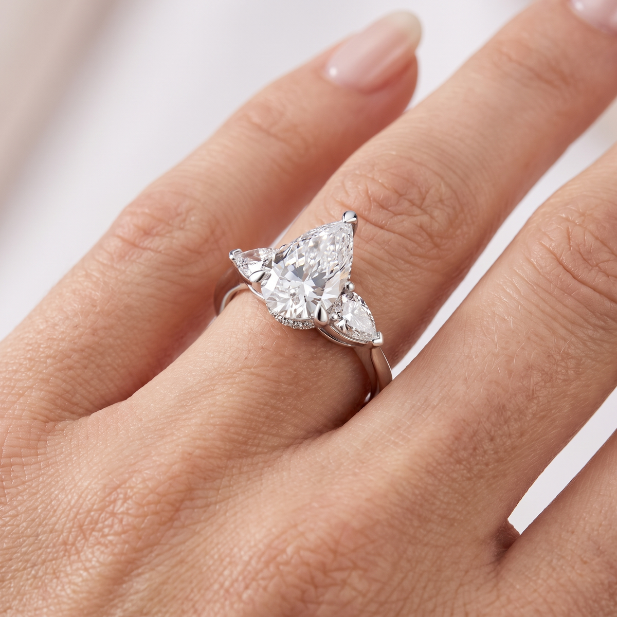 _lifestyle_image@SKU:R1937-LADD02000004W #metal_10k-white-gold+origin_lab-grown+diamond-quality_g-si+