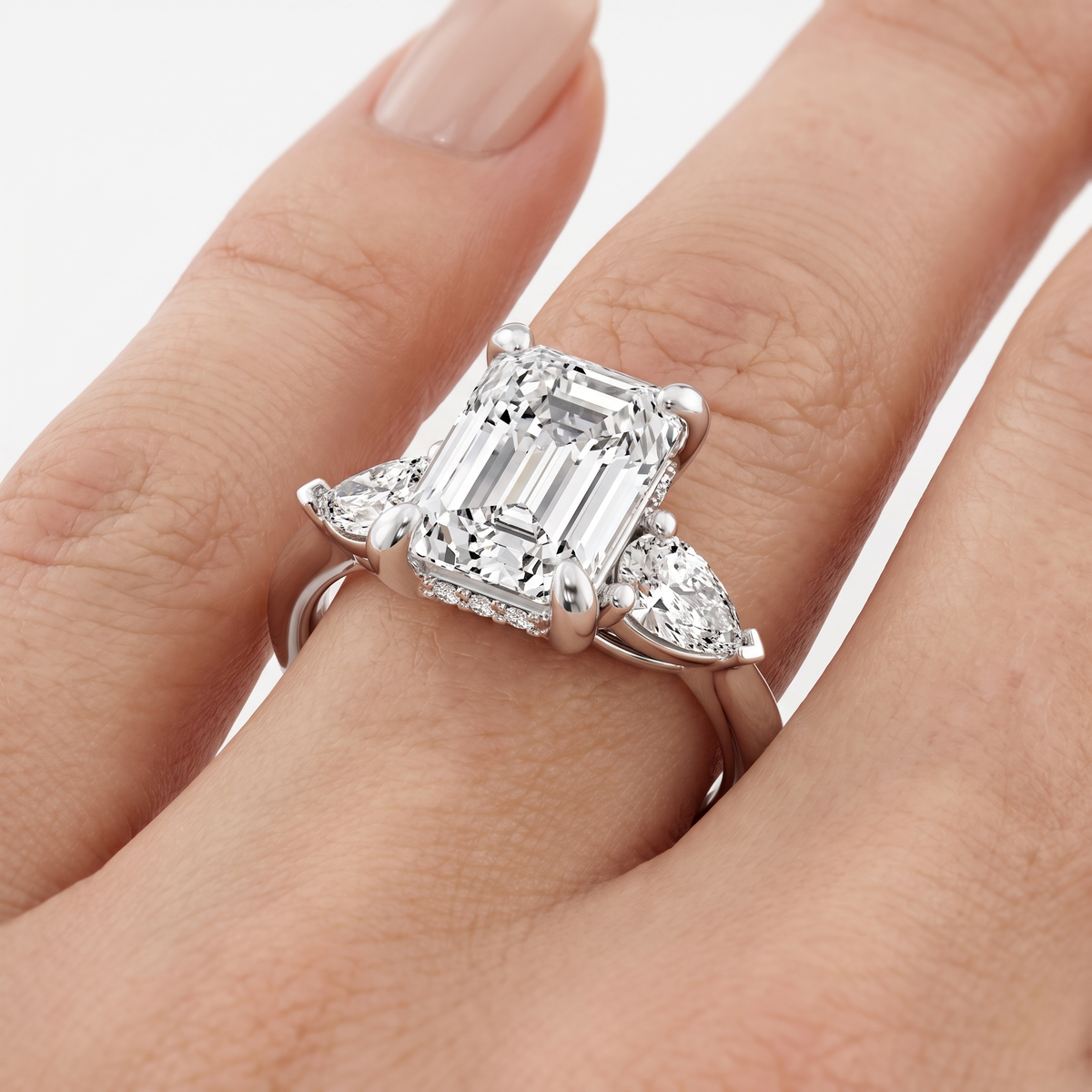 _lifestyle_image@SKU:R1937-LADE03000004W #metal_10k-white-gold+origin_lab-grown+diamond-quality_g-si+