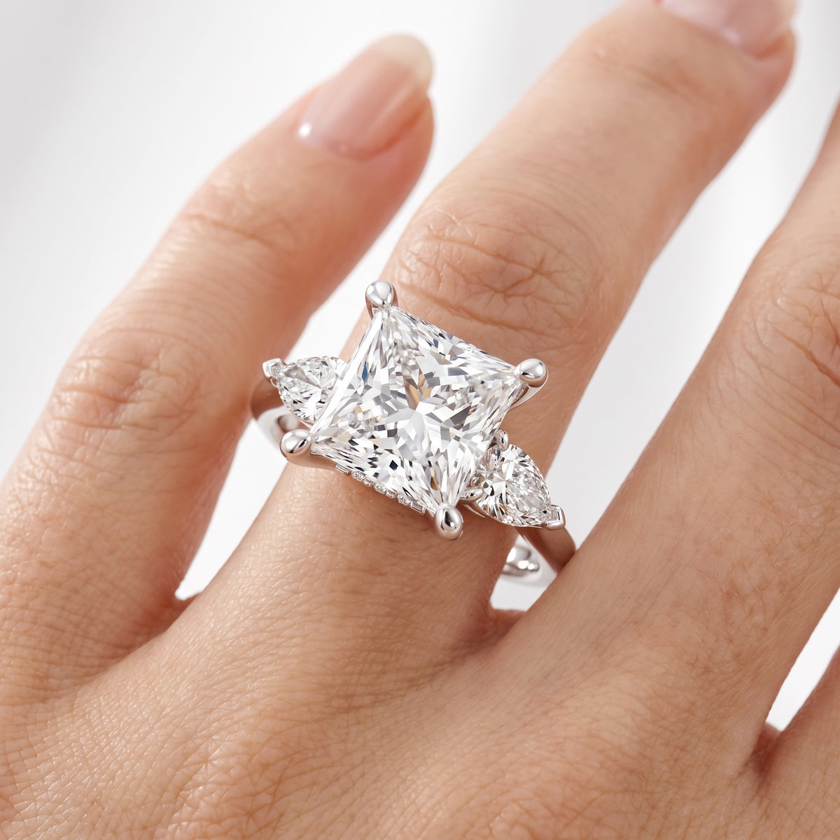 _lifestyle_image@SKU:R1937-LADP03000004W #metal_10k-white-gold+origin_lab-grown+diamond-quality_g-si+