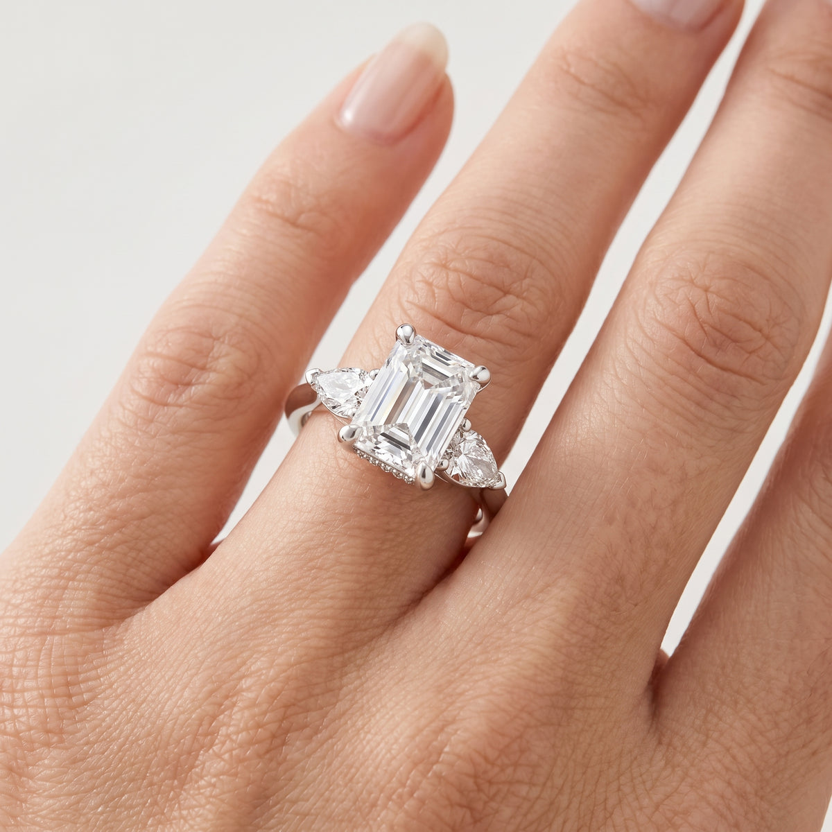 _lifestyle_image@SKU:R1937-LGDE02000004W #metal_14k-white-gold+origin_lab-grown+quality_ef-vs2+