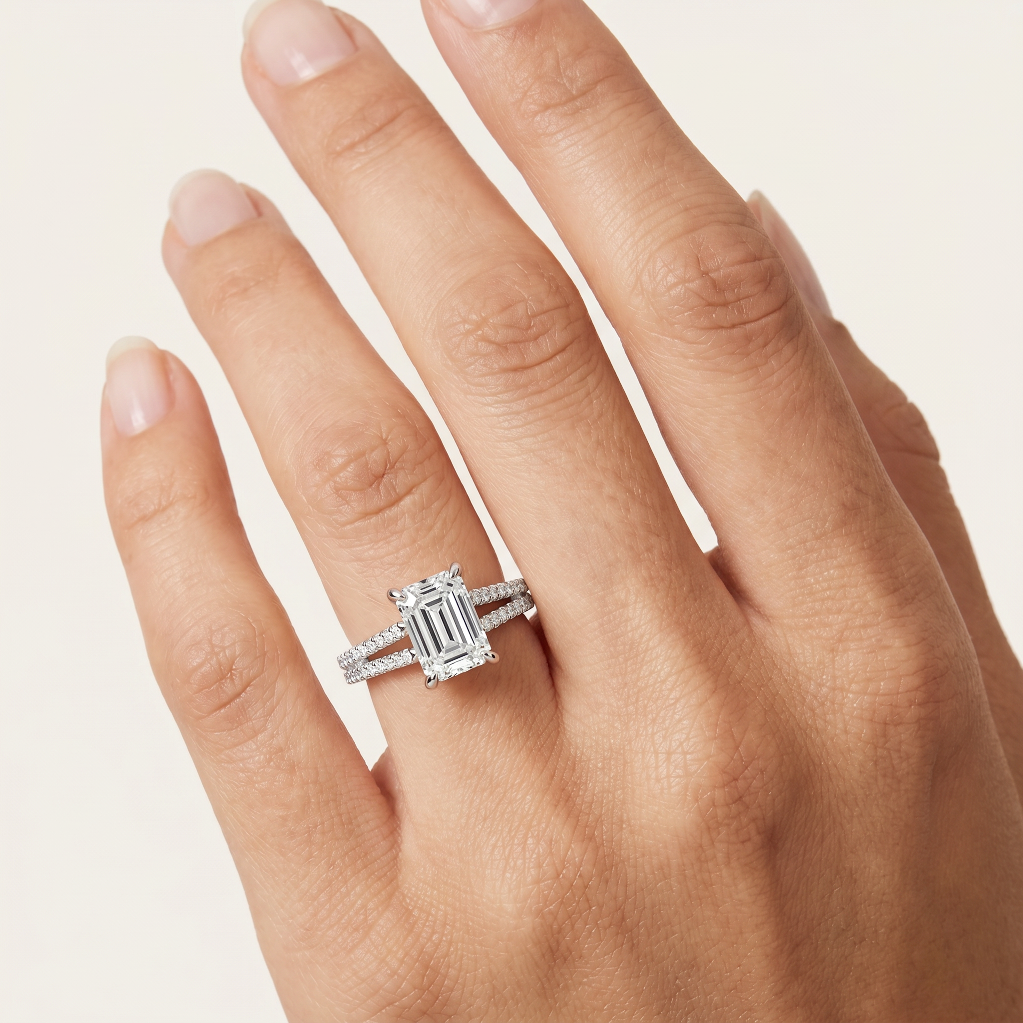 _lifestyle_image@SKU:R1939-LGDE0200000PL #metal_platinum+origin_lab-grown+quality_ef-vs2+