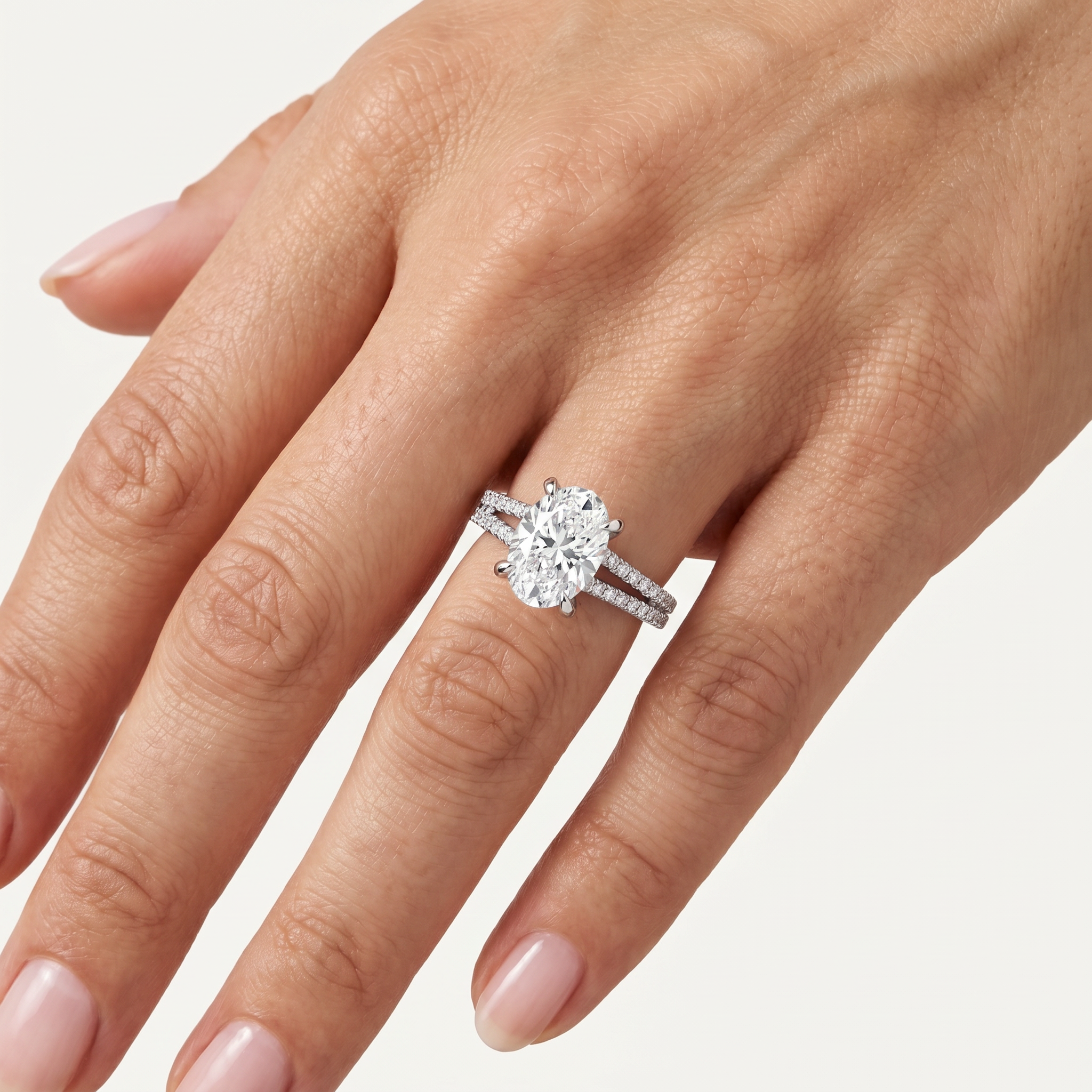 _lifestyle_image@SKU:R1939-LADO02000004W #metal_10k-white-gold+origin_lab-grown+quality_g-si
