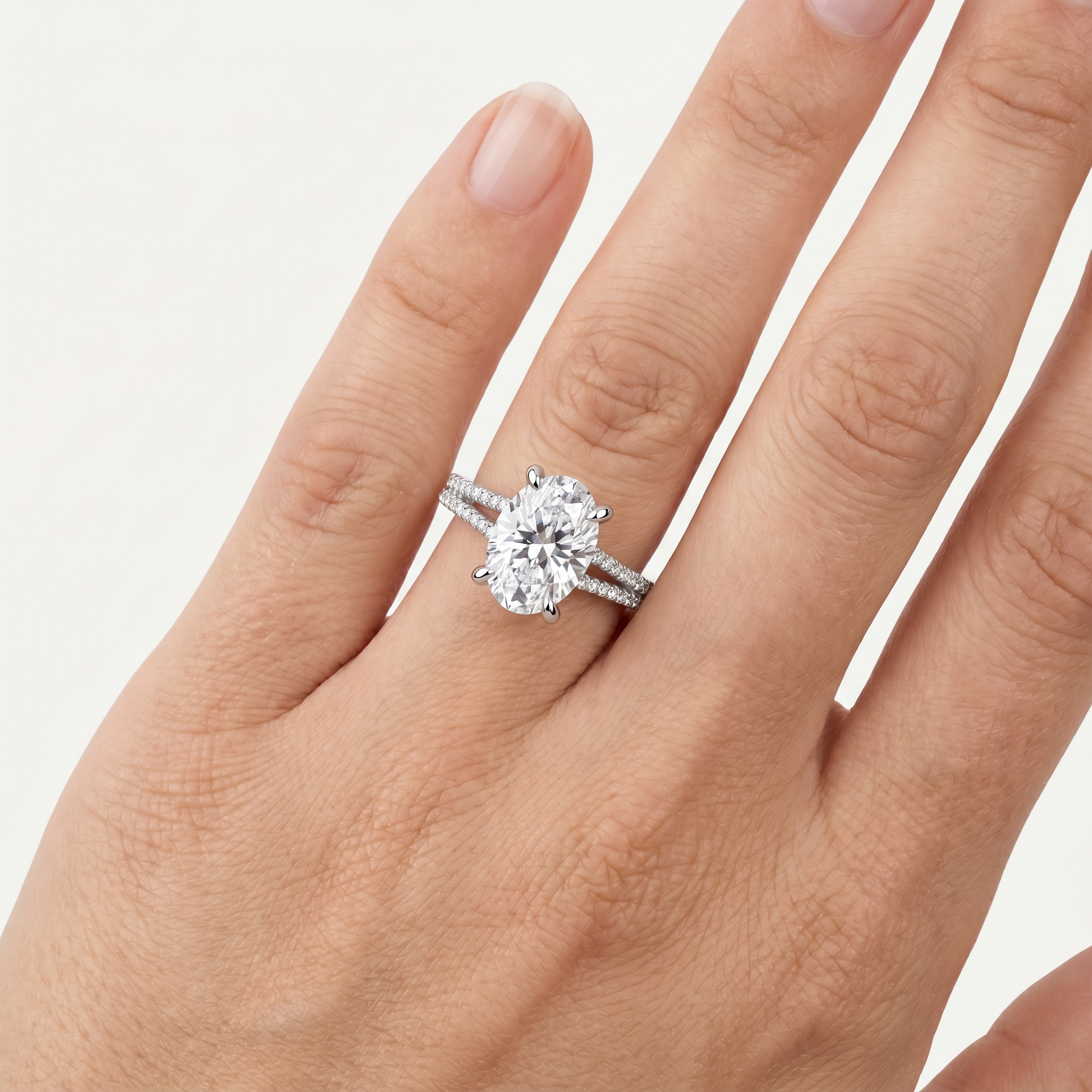 _lifestyle_image@SKU:R1939-LGDO03000004W #metal_14k-white-gold+origin_lab-grown+quality_ef-vs2+