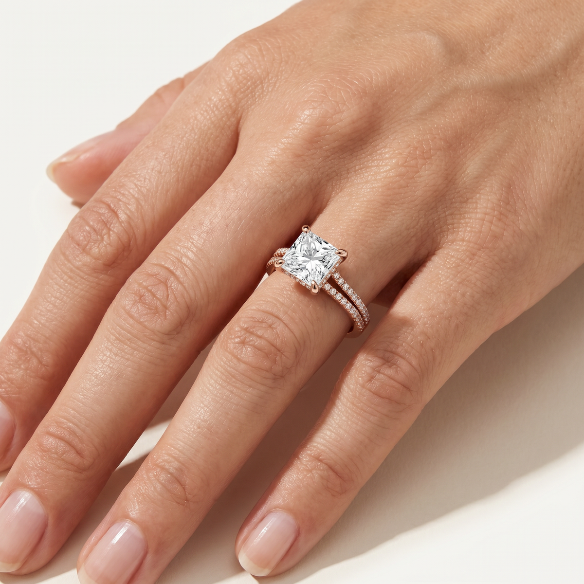 _lifestyle_image@SKU:R1939-LADP02000004P #metal_10k-rose-gold+origin_lab-grown+quality_g-si