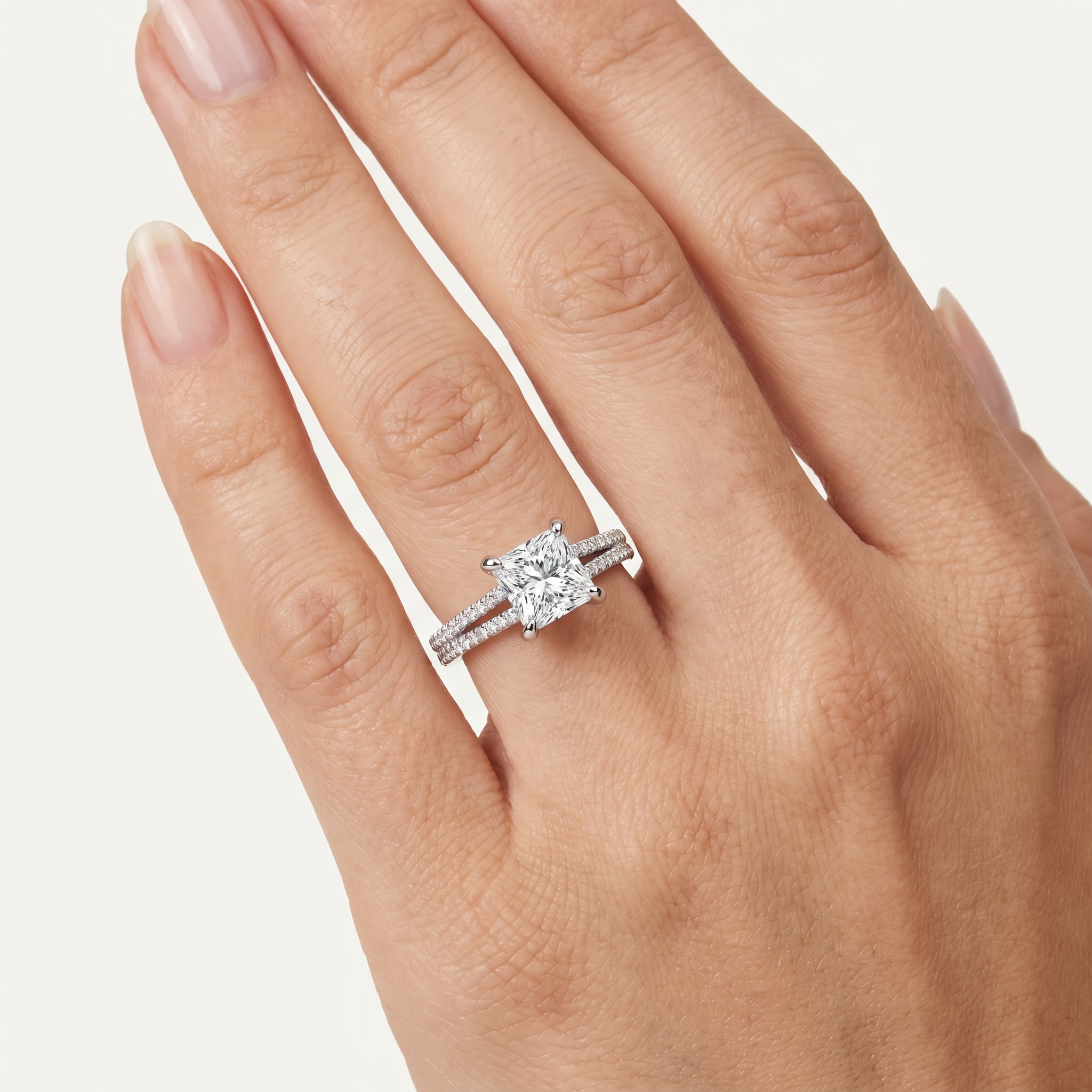 _lifestyle_image@SKU:R1939-LADP02000004W #metal_10k-white-gold+origin_lab-grown+quality_g-si