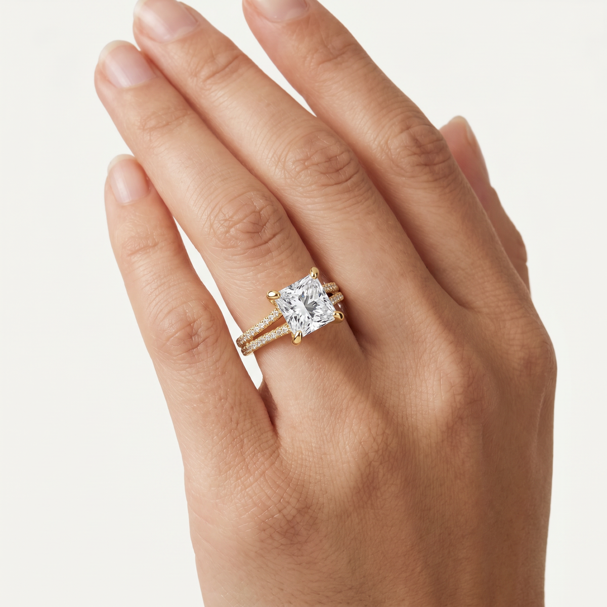 _lifestyle_image@SKU:R1939-LADP02000004Y #metal_10k-yellow-gold+origin_lab-grown+quality_g-si