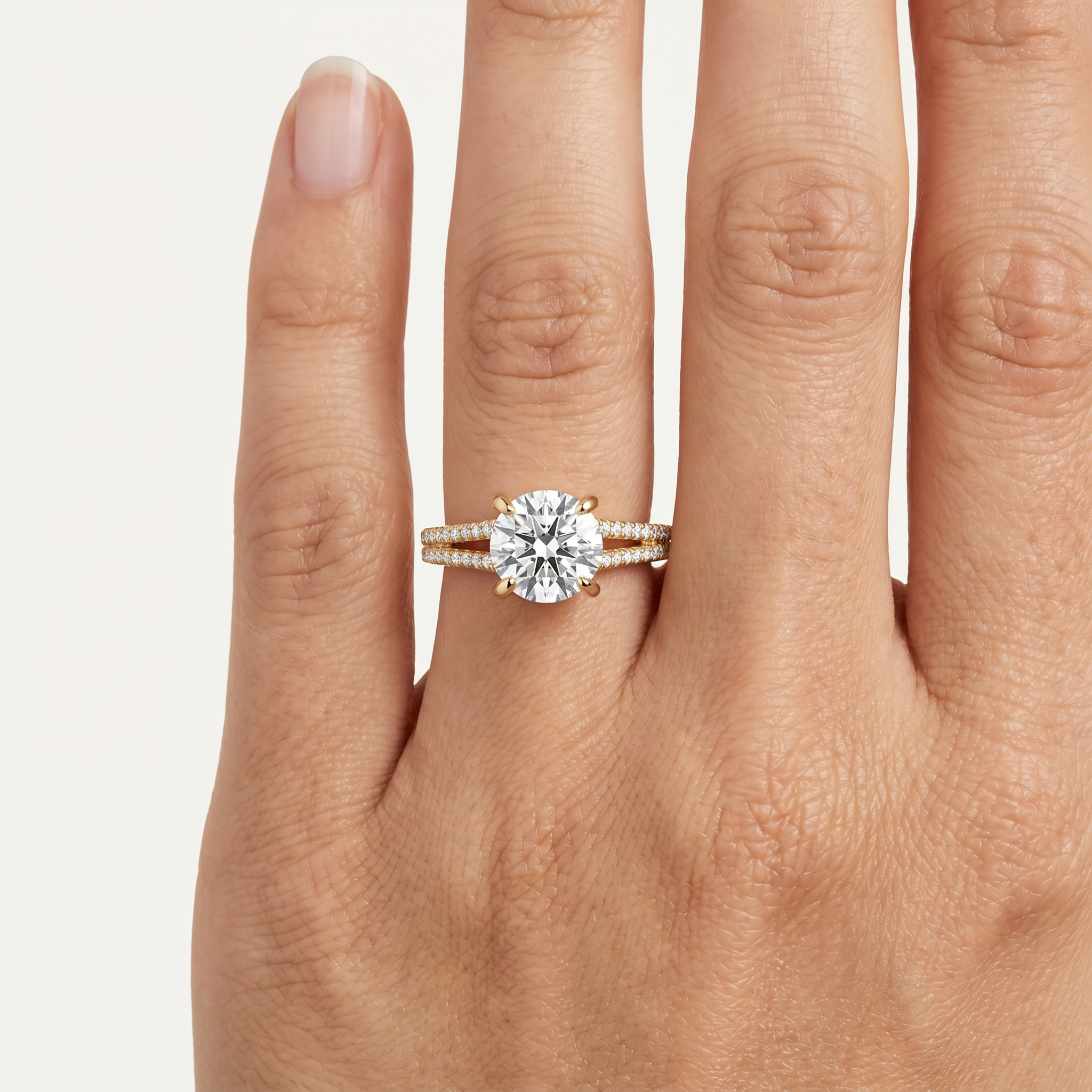 _lifestyle_image@SKU:R1939-LADR02000004Y #metal_10k-yellow-gold+origin_lab-grown+quality_g-si
