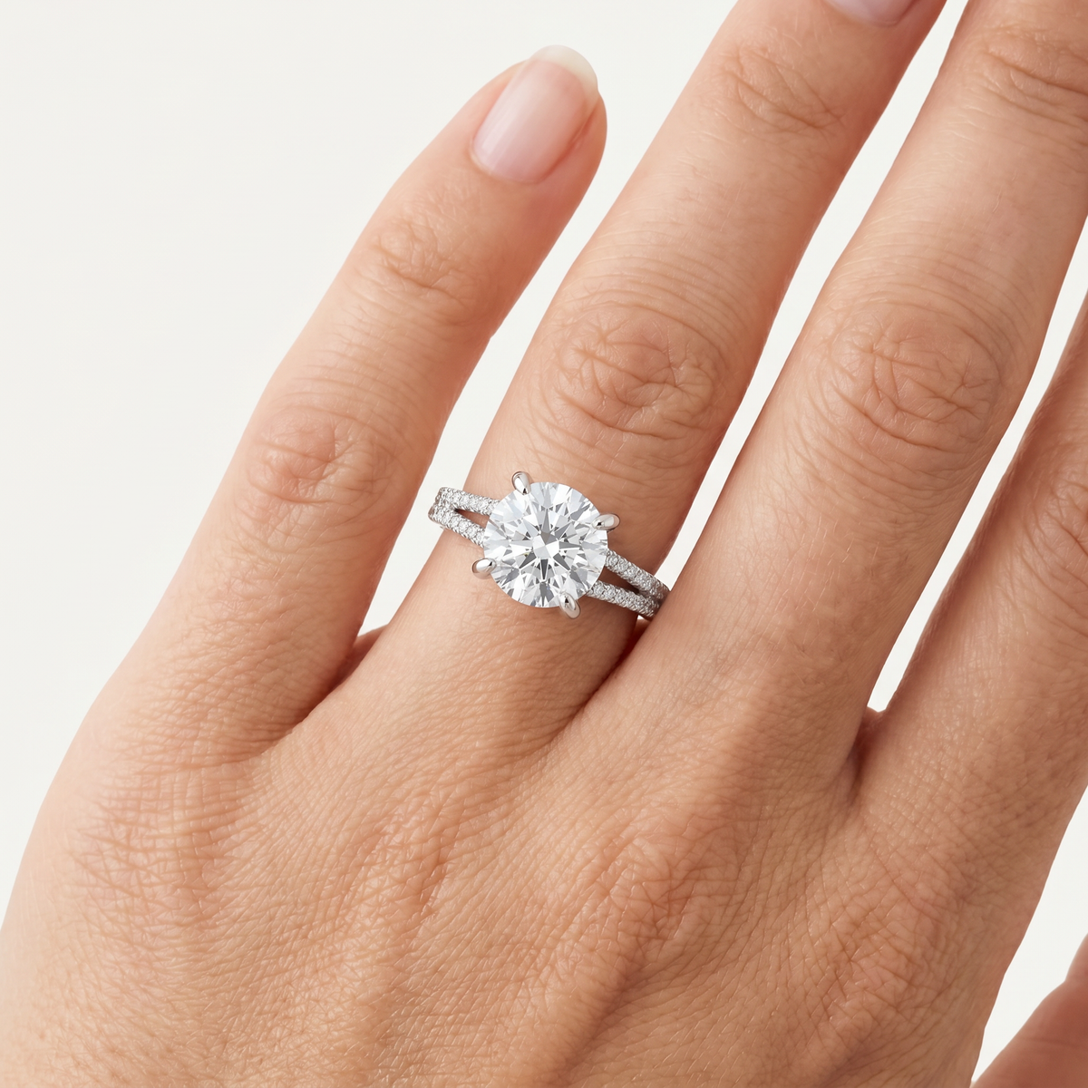 _lifestyle_image@SKU:R1939-LADR03000004W #metal_10k-white-gold+origin_lab-grown+quality_g-si