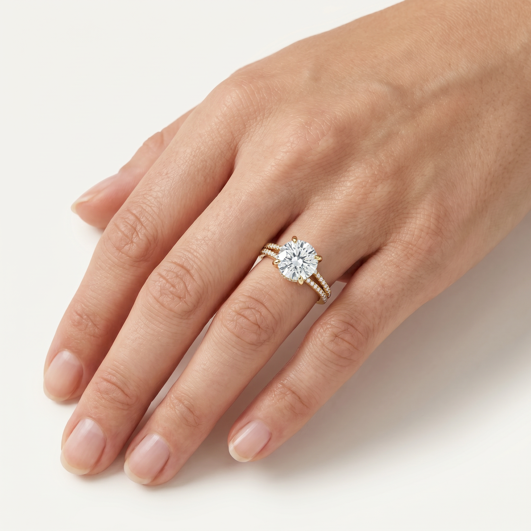 _lifestyle_image@SKU:R1939-LADR03000004Y #metal_10k-yellow-gold+origin_lab-grown+quality_g-si