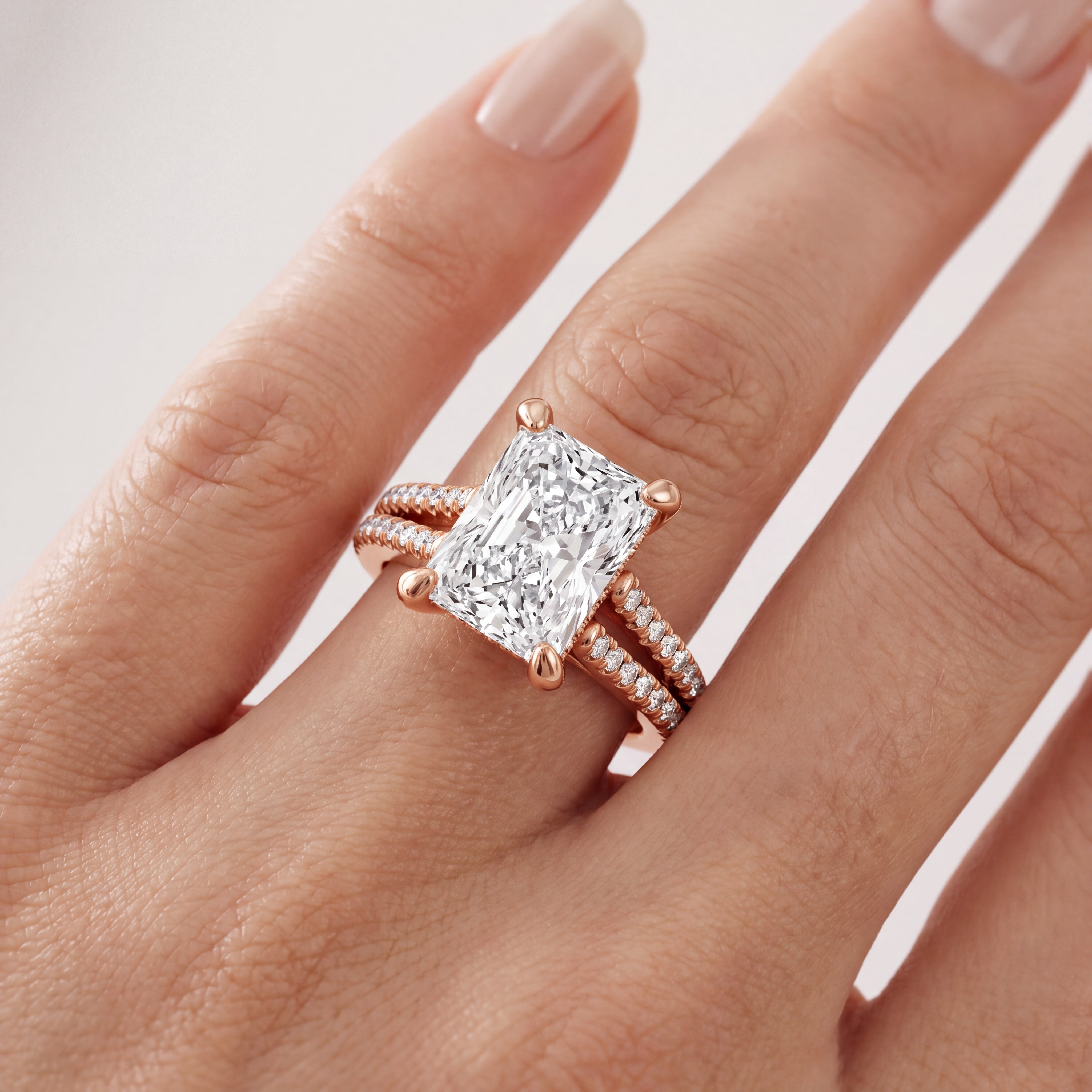 _lifestyle_image@SKU:R1939-LADT02000004P #metal_10k-rose-gold+origin_lab-grown+quality_g-si