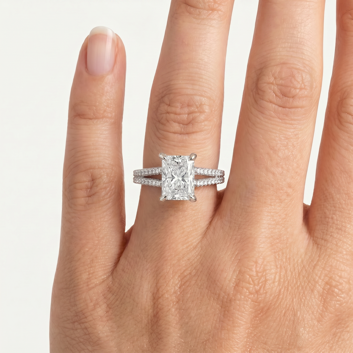 _lifestyle_image@SKU:R1939-LADT02000004W #metal_10k-white-gold+origin_lab-grown+quality_g-si