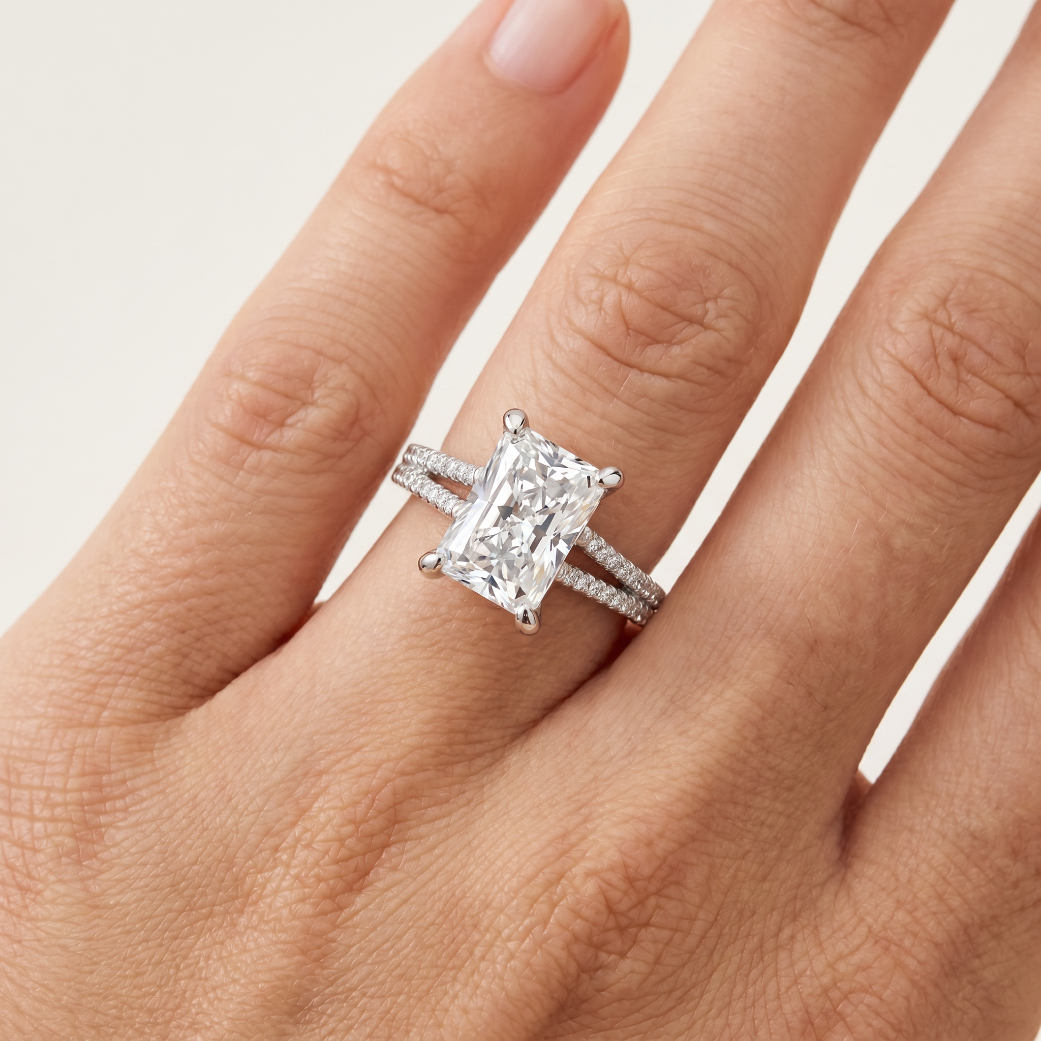 _lifestyle_image@SKU:R1939-LGDT0300000PL #metal_platinum+origin_lab-grown+quality_ef-vs2+