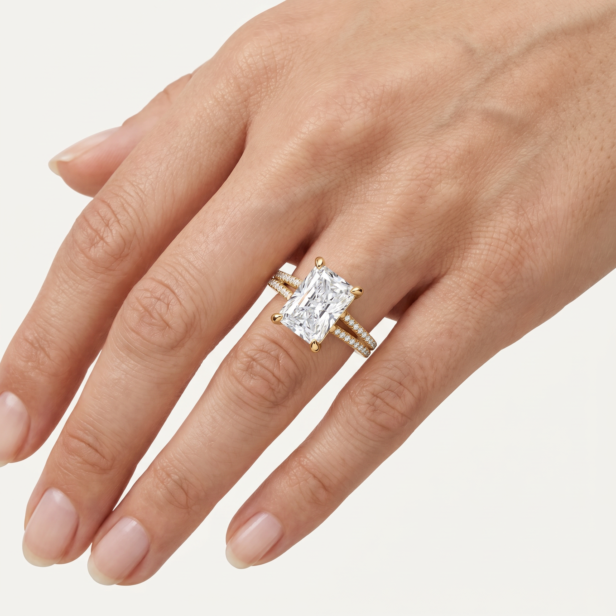 _lifestyle_image@SKU:R1939-LADT03000004Y #metal_10k-yellow-gold+origin_lab-grown+quality_g-si