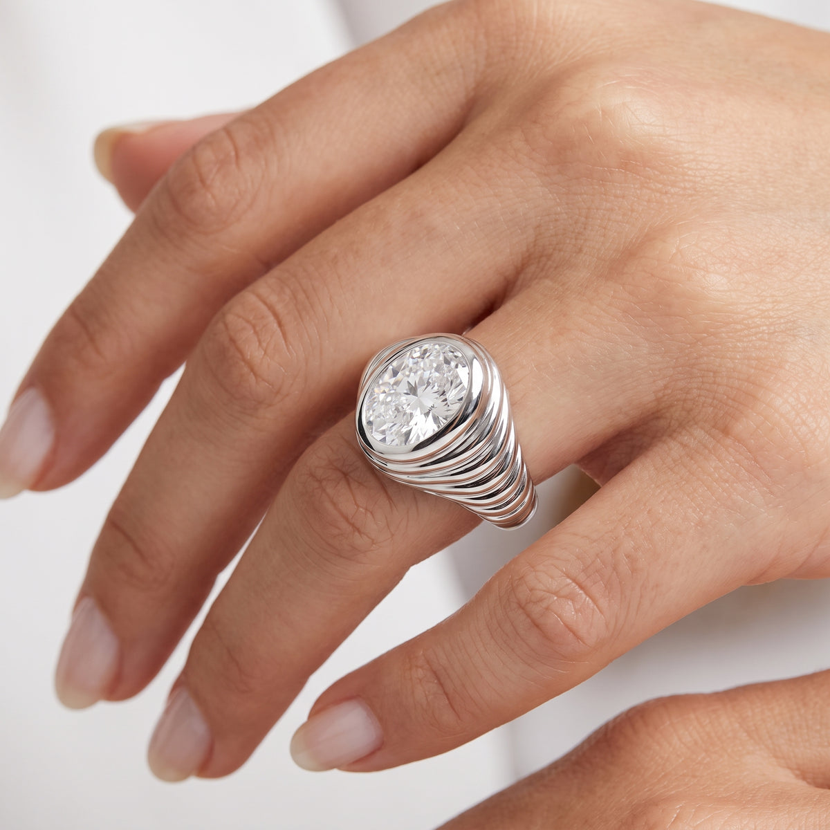 _lifestyle_image@SKU:R1942-LADO0200000DW #metal_silver+origin_lab-grown+quality_g-si
