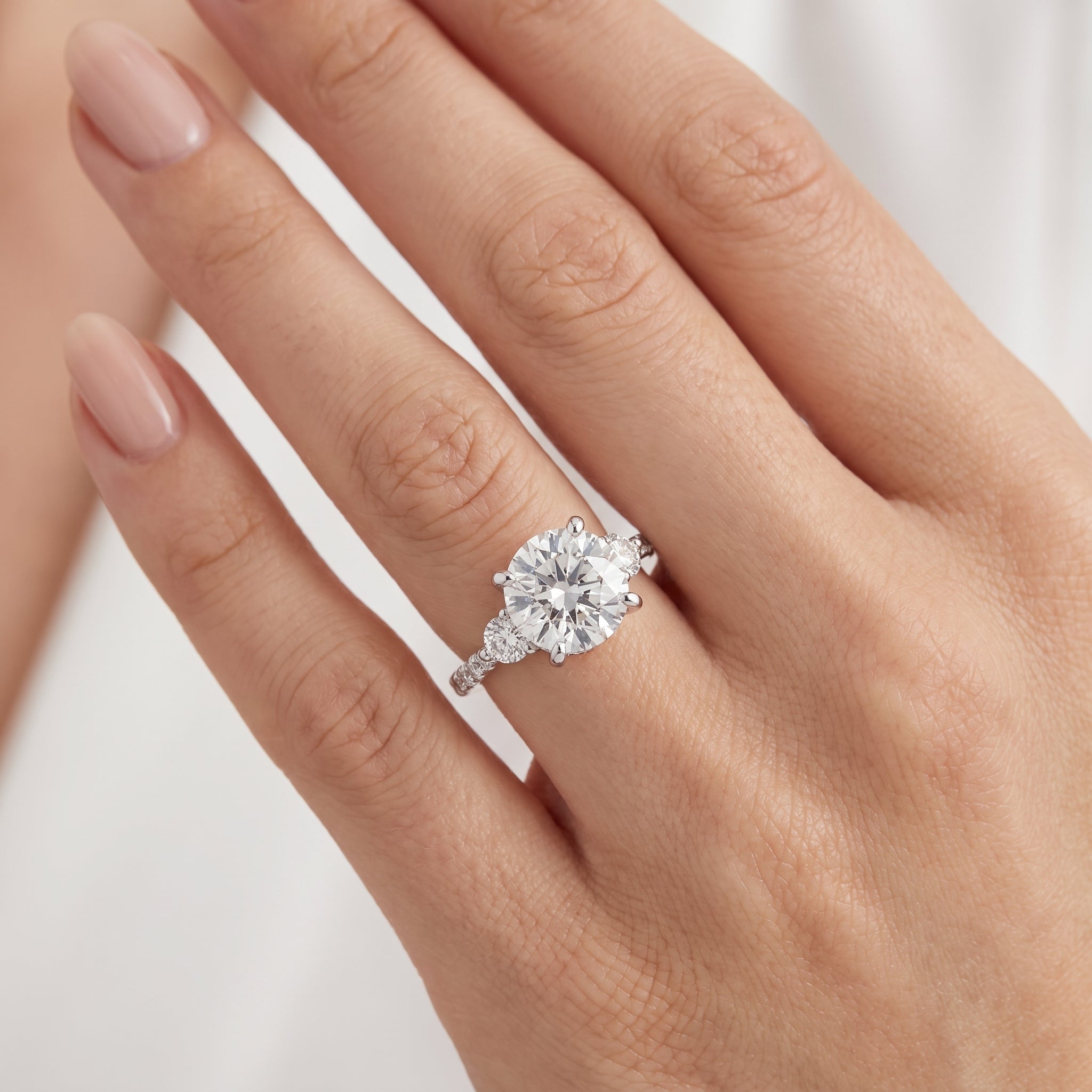 _lifestyle_image@SKU:R1943-LADR02000004W #metal_10k-white-gold+origin_lab-grown+quality_g-si