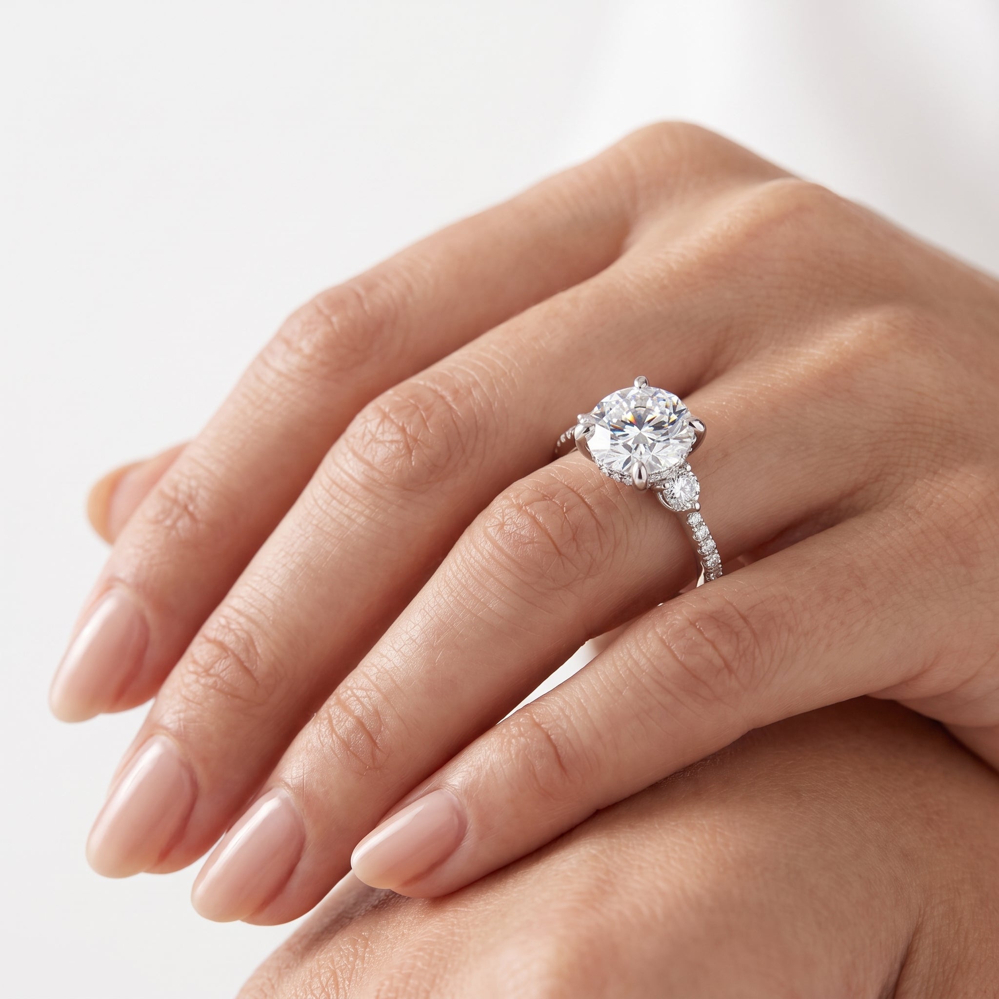_lifestyle_image@SKU:R1943-NADR0200000PL #metal_platinum+origin_lab-grown+quality_ef-vs2+