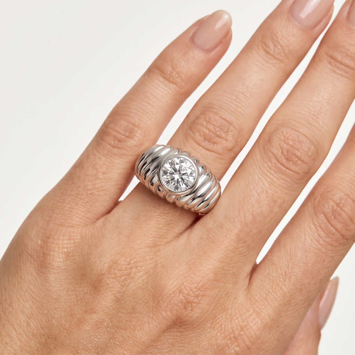 _lifestyle_image@SKU:R1947-LADR0200000DW #metal_silver+origin_lab-grown+quality_g-si