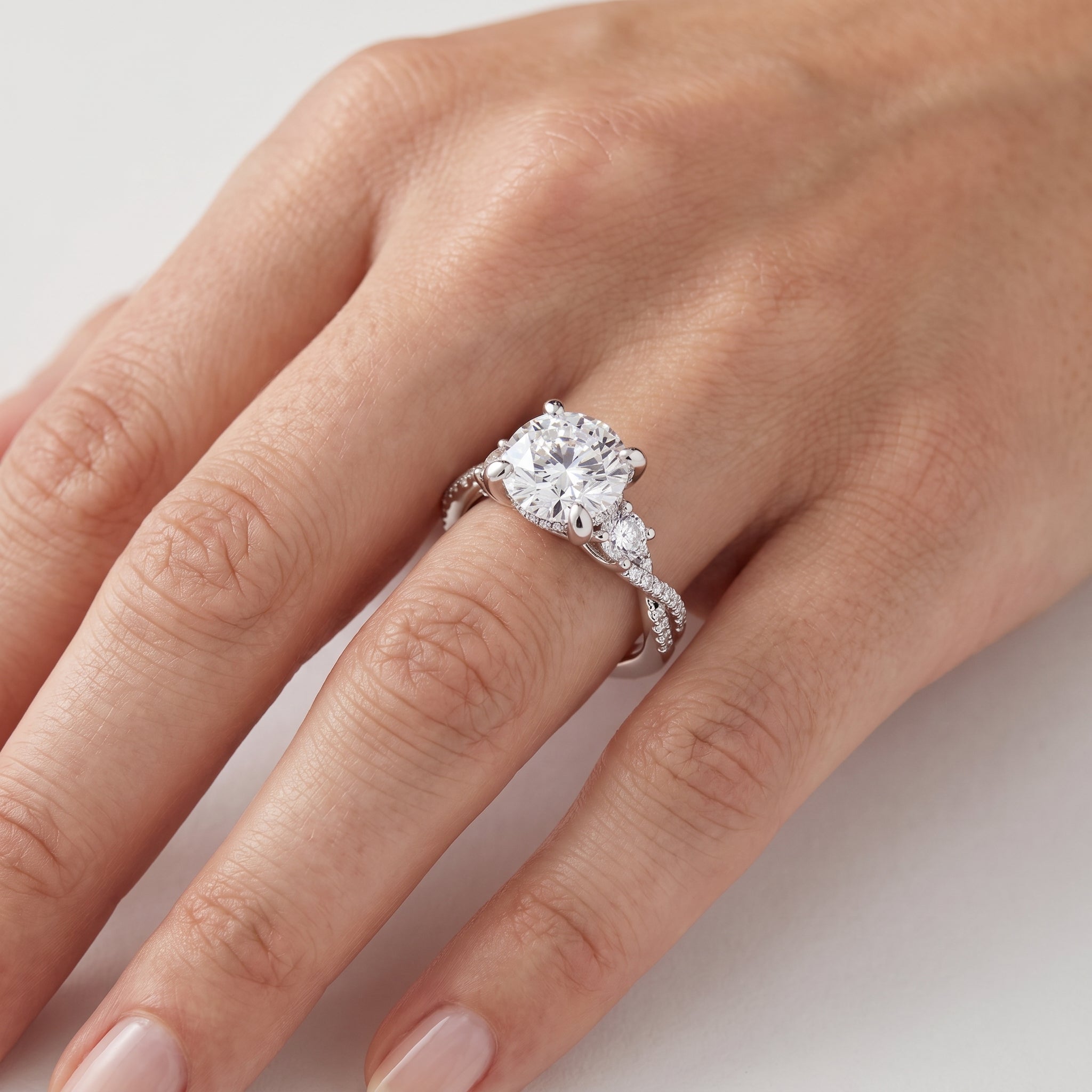_lifestyle_image@SKU:R1948-LADR03000004W #metal_10k-white-gold+origin_lab-grown+quality_g-si