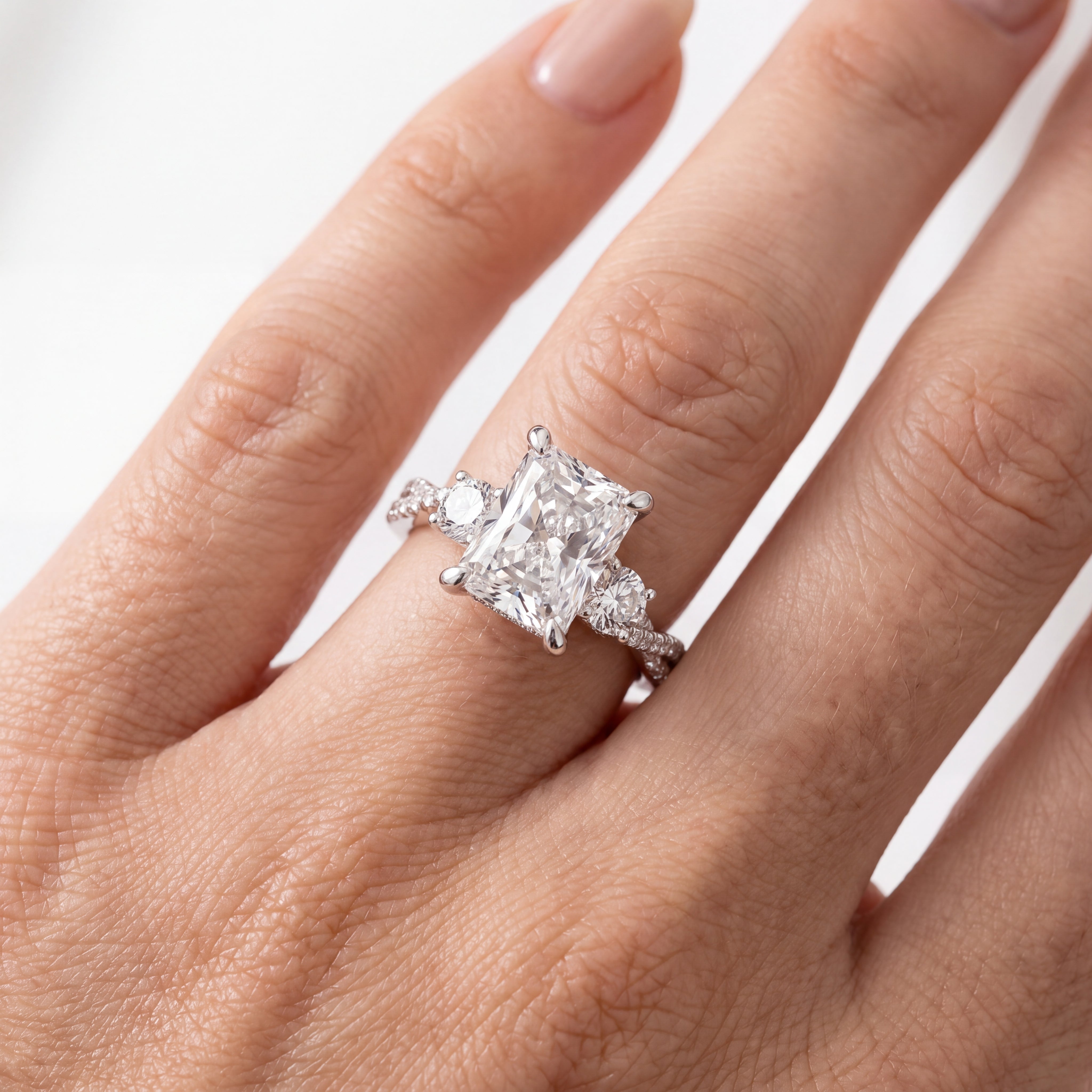 _lifestyle_image@SKU:R1948-LGDT03000004W #metal_14k-white-gold+origin_lab-grown+quality_ef-vs2+